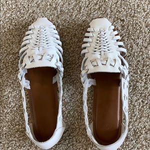 URBAN OUTFITTERS white closed toe sandals